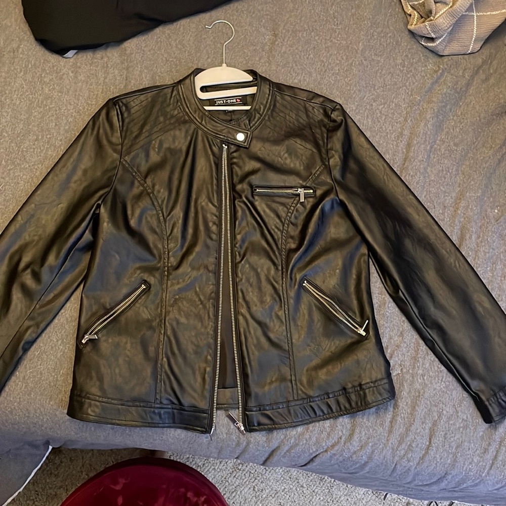 Leather jacket. Black. Top button